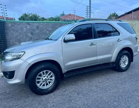 TOYOTA HILUX SW4 3.0 SRV 4X4 7 LUGARES 16V TURBO INTERCOOLER DIESEL 4P AUTOMÁTICO TOYOTA HILUX SW4 3.0 SRV 4X4 7 LUGARES 16V TURBO INTERCOOLER DIESEL 4P AUTOMÁTICO