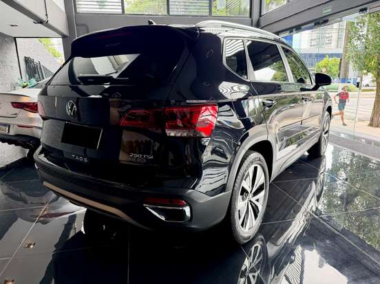 VOLKSWAGEN-TAOS-2021