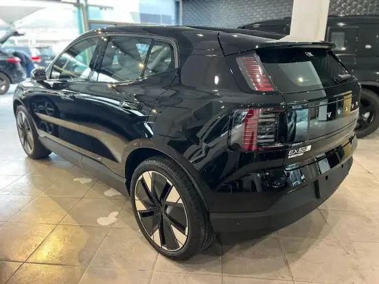 VOLVO-EX30-2025