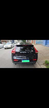 VOLVO-V40-2017