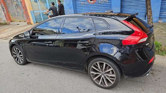 VOLVO-V40-2017