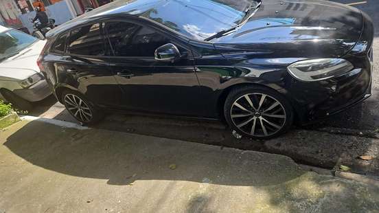 VOLVO-V40-2017