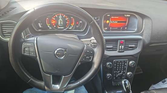 VOLVO-V40-2017