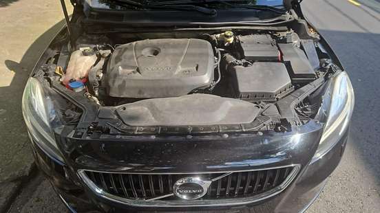 VOLVO-V40-2017