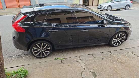 VOLVO-V40-2017