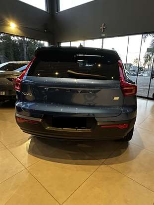 VOLVO-XC40-2021