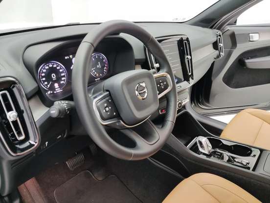 VOLVO-XC40-2020