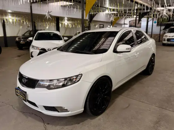 KIA CERATO 1.6 E.213 SEDAN 16V GASOLINA 4P MANUAL KIA CERATO 1.6 E.213 SEDAN 16V GASOLINA 4P MANUAL