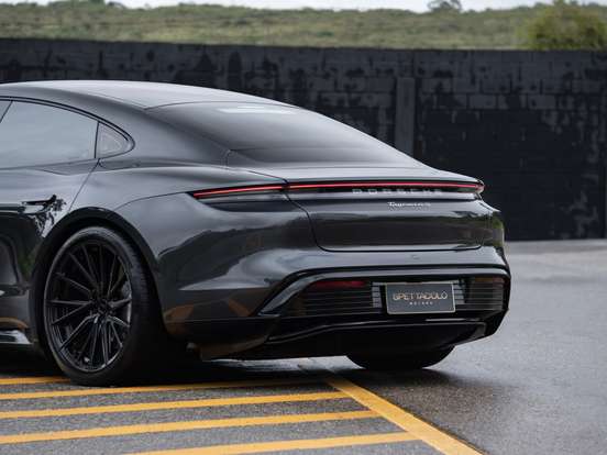 PORSCHE-TAYCAN-2021