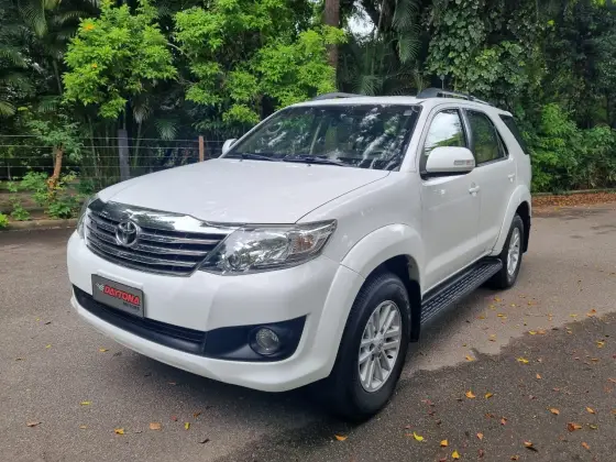 TOYOTA HILUX SW4 2.7 SR 7 LUGARES 4X2 16V FLEX 4P AUTOMÁTICO TOYOTA HILUX SW4 2.7 SR 7 LUGARES 4X2 16V FLEX 4P AUTOMÁTICO