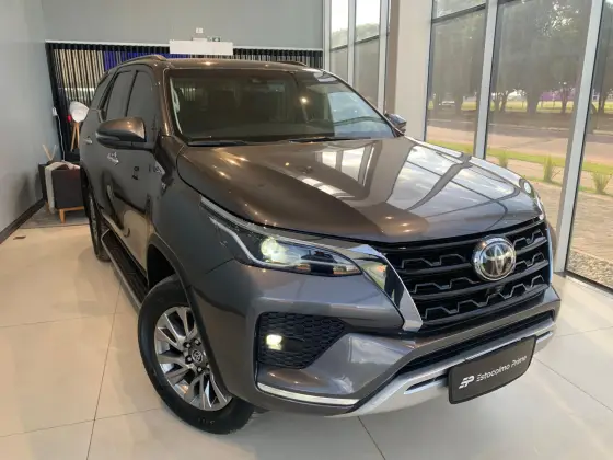 TOYOTA HILUX SW4 2.8 D-4D TURBO DIESEL SRX 4X4 AUTOMÁTICO TOYOTA HILUX SW4 2.8 D-4D TURBO DIESEL SRX 4X4 AUTOMÁTICO