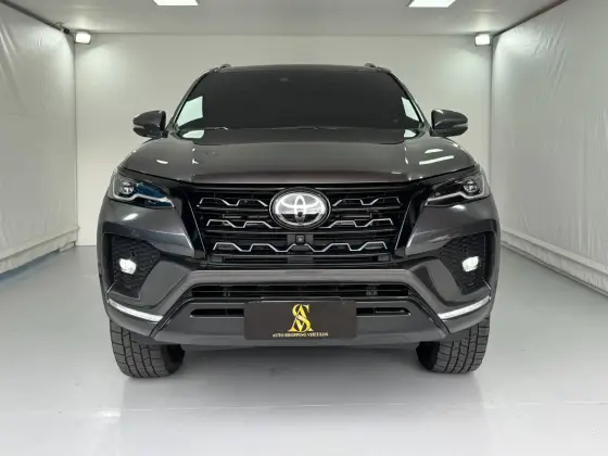 TOYOTA HILUX SW4 2.8 D-4D TURBO DIESEL SRX 7L 4X4 AUTOMÁTICO TOYOTA HILUX SW4 2.8 D-4D TURBO DIESEL SRX 7L 4X4 AUTOMÁTICO