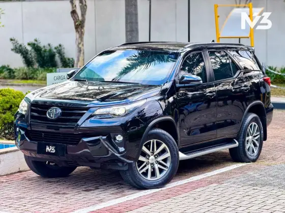 TOYOTA HILUX SW4 2.8 SRX 4X4 7 LUGARES 16V TURBO INTERCOOLER DIESEL 4P AUTOMÁTICO TOYOTA HILUX SW4 2.8 SRX 4X4 7 LUGARES 16V TURBO INTERCOOLER DIESEL 4P AUTOMÁTICO