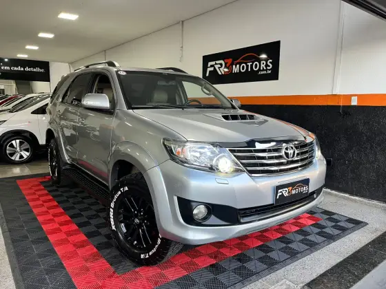 TOYOTA HILUX SW4 3.0 SRV 4X4 7 LUGARES 16V TURBO INTERCOOLER DIESEL 4P AUTOMÁTICO