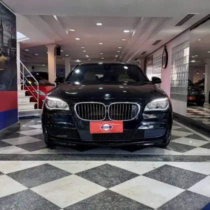 BMW 750i 4.4 M SPORT SEDAN V8 32V GASOLINA 4P AUTOMÁTICO BMW 750i 4.4 M SPORT SEDAN V8 32V GASOLINA 4P AUTOMÁTICO