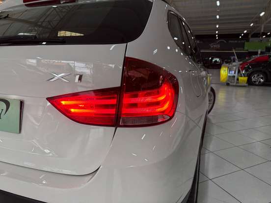 BMW-X1-2.0 20I 4X2 16V FLEX 4P AUTOMÁTICO BMW-X1-2015