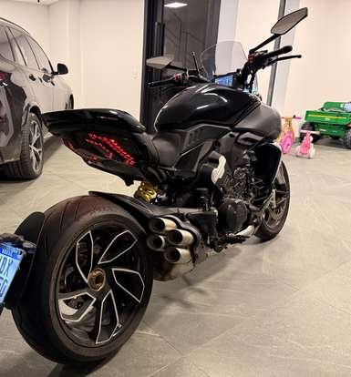 DUCATI-DIAVEL V4-2025