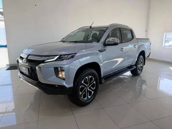MITSUBISHI TRITON 2.4 BITURBO DIESEL CD HPE-S 4X4 AUTOMÁTICO MITSUBISHI TRITON 2.4 BITURBO DIESEL CD HPE-S 4X4 AUTOMÁTICO