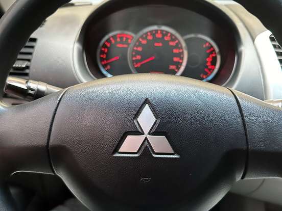 MITSUBISHI-L200 TRITON-2.4 HLS 4X2 CD 16V FLEX 4P MANUAL MITSUBISHI-L200 TRITON-2015