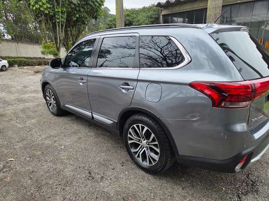 MITSUBISHI-OUTLANDER-3.0 GT 4X4 V6 24V GASOLINA 4P AUTOMÁTICO MITSUBISHI-OUTLANDER-2015