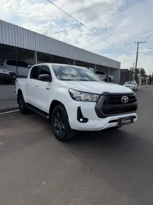 TOYOTA HILUX 2.8 D-4D TURBO DIESEL CD SR 4X4 AUTOMÁTICO