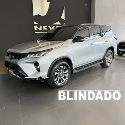 TOYOTA HILUX SW4 2.8 D-4D TURBO DIESEL DIAMOND 7L 4X4 AUTOMÁTICO TOYOTA HILUX SW4 2.8 D-4D TURBO DIESEL DIAMOND 7L 4X4 AUTOMÁTICO