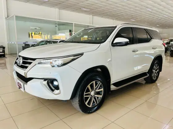 TOYOTA HILUX SW4 2.8 SRX 4X4 7 LUGARES 16V TURBO INTERCOOLER DIESEL 4P AUTOMÁTICO TOYOTA HILUX SW4 2.8 SRX 4X4 7 LUGARES 16V TURBO INTERCOOLER DIESEL 4P AUTOMÁTICO
