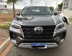 TOYOTA HILUX SW4 2.8 D-4D TURBO DIESEL SRX 7L 4X4 AUTOMÁTICO TOYOTA HILUX SW4 2.8 D-4D TURBO DIESEL SRX 7L 4X4 AUTOMÁTICO