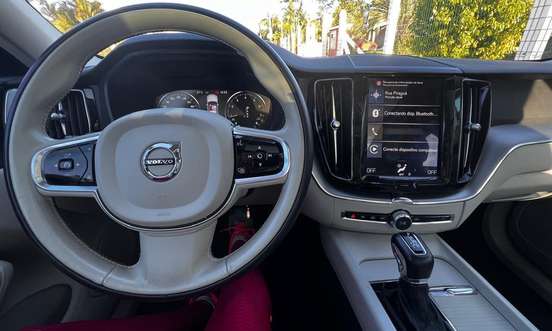 VOLVO-XC60-2020
