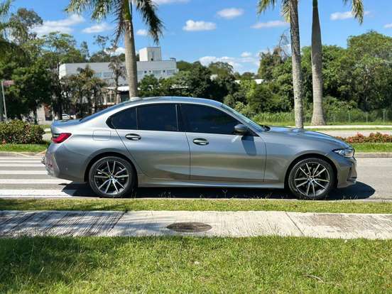 BMW-320i-2023