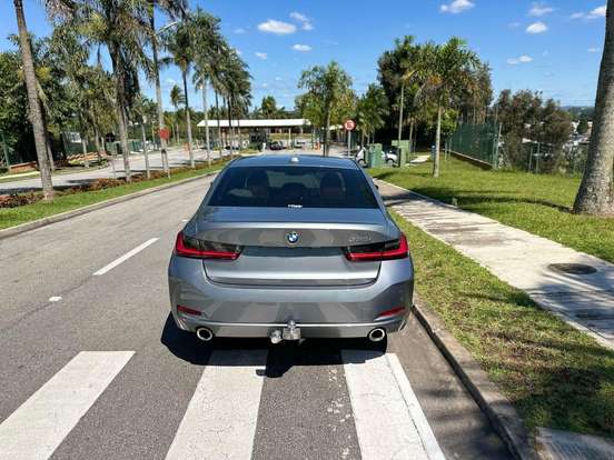 BMW-320i-2023