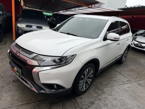 MITSUBISHI OUTLANDER 2.2 MIVEC DI-D DIESEL HPE-S AWD AUTOMÁTICO