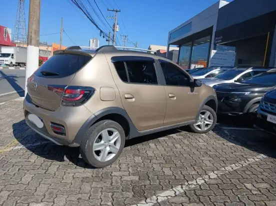 RENAULT-SANDERO-2023