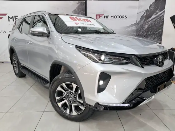 TOYOTA HILUX SW4 2.8 D-4D TURBO DIESEL SRX PLATINUM 7L 4X4 AUTOMÁTICO TOYOTA HILUX SW4 2.8 D-4D TURBO DIESEL SRX PLATINUM 7L 4X4 AUTOMÁTICO