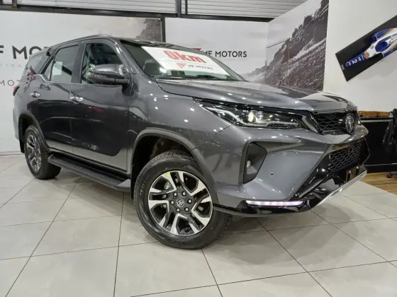 TOYOTA HILUX SW4 2.8 D-4D TURBO DIESEL SRX PLATINUM 7L 4X4 AUTOMÁTICO TOYOTA HILUX SW4 2.8 D-4D TURBO DIESEL SRX PLATINUM 7L 4X4 AUTOMÁTICO