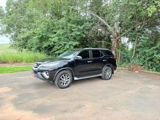 TOYOTA HILUX SW4 2.8 SRX 4X4 7 LUGARES 16V TURBO INTERCOOLER DIESEL 4P AUTOMÁTICO