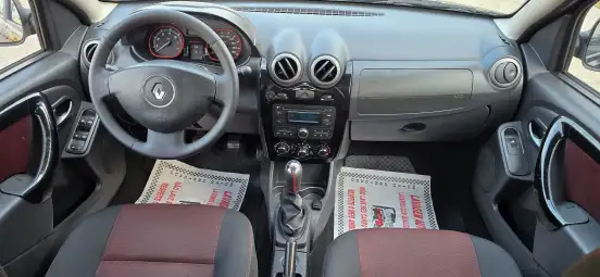RENAULT-SANDERO-2012
