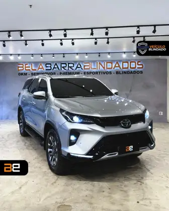 TOYOTA HILUX SW4 2.8 D-4D TURBO DIESEL SRX 7L 4X4 AUTOMÁTICO TOYOTA HILUX SW4 2.8 D-4D TURBO DIESEL SRX 7L 4X4 AUTOMÁTICO
