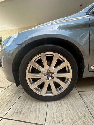 VOLVO-XC60-2017