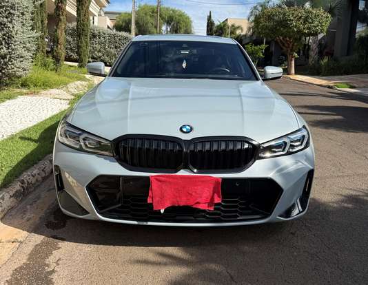 BMW-320i-2023