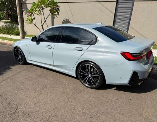 BMW-320i-2023