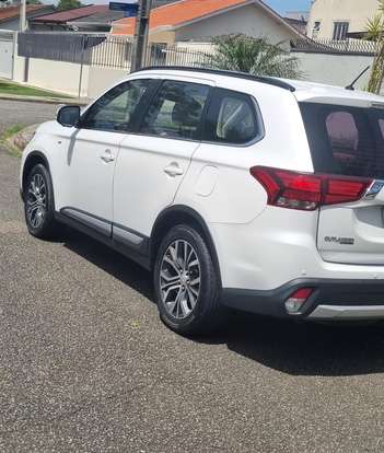 MITSUBISHI-OUTLANDER-2016