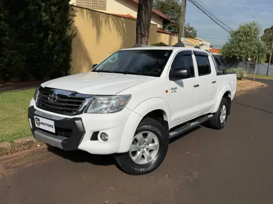 TOYOTA HILUX 2.7 SR 4X2 CD 16V FLEX 4P AUTOMÁTICO TOYOTA HILUX 2.7 SR 4X2 CD 16V FLEX 4P AUTOMÁTICO