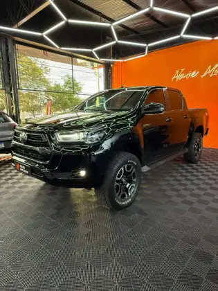 TOYOTA HILUX 2.8 D-4D TURBO DIESEL CD SRX 4X4 AUTOMÁTICO TOYOTA HILUX 2.8 D-4D TURBO DIESEL CD SRX 4X4 AUTOMÁTICO