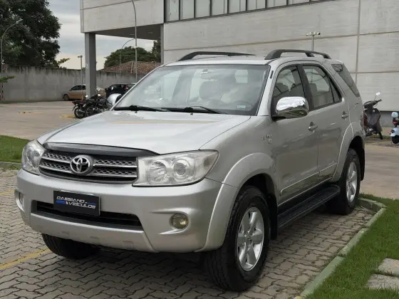 TOYOTA HILUX SW4 2.7 SR 4X2 16V GASOLINA 4P AUTOMÁTICO TOYOTA HILUX SW4 2.7 SR 4X2 16V GASOLINA 4P AUTOMÁTICO