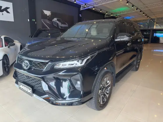 TOYOTA HILUX SW4 2.8 D-4D TURBO DIESEL DIAMOND 7L 4X4 AUTOMÁTICO