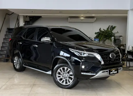 TOYOTA HILUX SW4 2.8 D-4D TURBO DIESEL SRX 7L 4X4 AUTOMÁTICO
