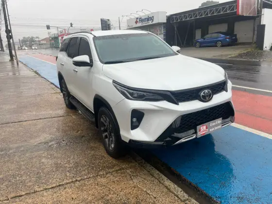 TOYOTA HILUX SW4 2.8 D-4D TURBO DIESEL SRX PLATINUM 7L 4X4 AUTOMÁTICO TOYOTA HILUX SW4 2.8 D-4D TURBO DIESEL SRX PLATINUM 7L 4X4 AUTOMÁTICO