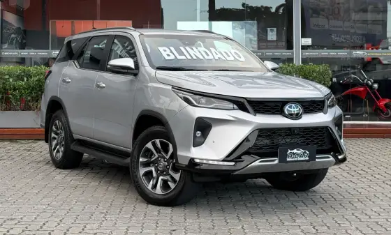 TOYOTA HILUX SW4 2.8 D-4D TURBO DIESEL SRX PLATINUM 7L 4X4 AUTOMÁTICO TOYOTA HILUX SW4 2.8 D-4D TURBO DIESEL SRX PLATINUM 7L 4X4 AUTOMÁTICO