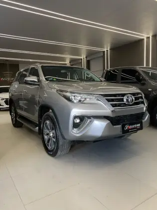 TOYOTA HILUX SW4 2.8 SRX 4X4 7 LUGARES 16V TURBO INTERCOOLER DIESEL 4P AUTOMÁTICO TOYOTA HILUX SW4 2.8 SRX 4X4 7 LUGARES 16V TURBO INTERCOOLER DIESEL 4P AUTOMÁTICO